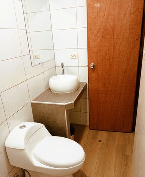 Lantai berpemanas, sabun, dan tisu toilet