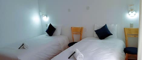 Cubrecamas, colchones con pillow-top, wifi gratis y ropa de cama