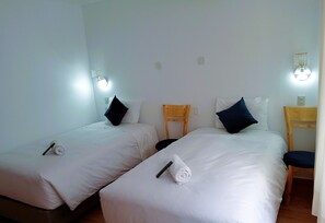 Kamar Double atau Twin Basic, 2 Tempat Tidur Twin | Selimut bulu angsa, bantalan ekstra lembut, dan Wi-Fi gratis