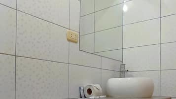 Lantai berpemanas, sabun,  dan tisu toilet