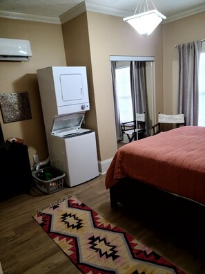 1 bedroom, travel cot, free WiFi, bed sheets - Private 1 bdrm apartment in the heart of the city. Pet friendly. (Owensboro)