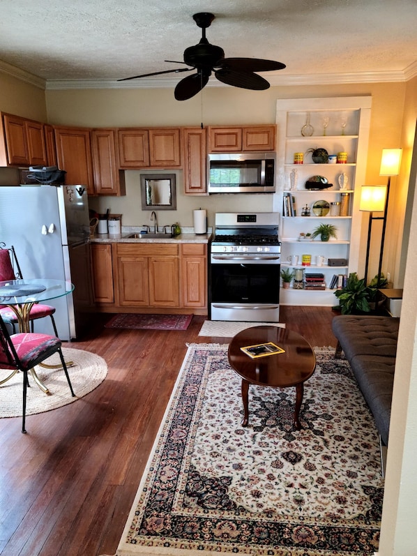 Interior - Private 1 bdrm apartment in the heart of the city. Pet friendly. (Owensboro)