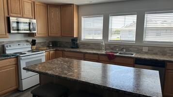 Chaise haute, tables à manger