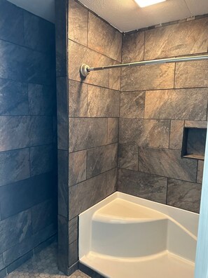 Ducha, bañera de hidromasaje, secador de pelo, toallas