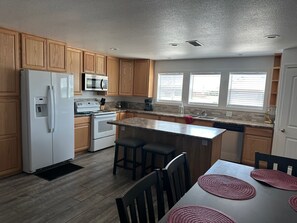 Een kinderstoel, eettafels