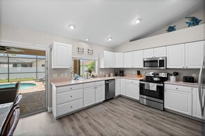 Frigorifero, microonde, forno, piano cottura