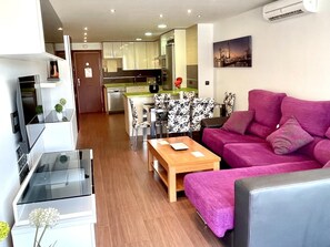 TV - EUROPEAN APARTBEACH NEXT TO THE BEACH and VERY BRIGHT (LA PINEDA)