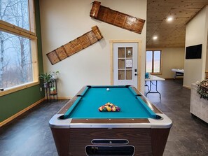 Games room - Private Log Home With Sauna and Hot Tub (Mora)