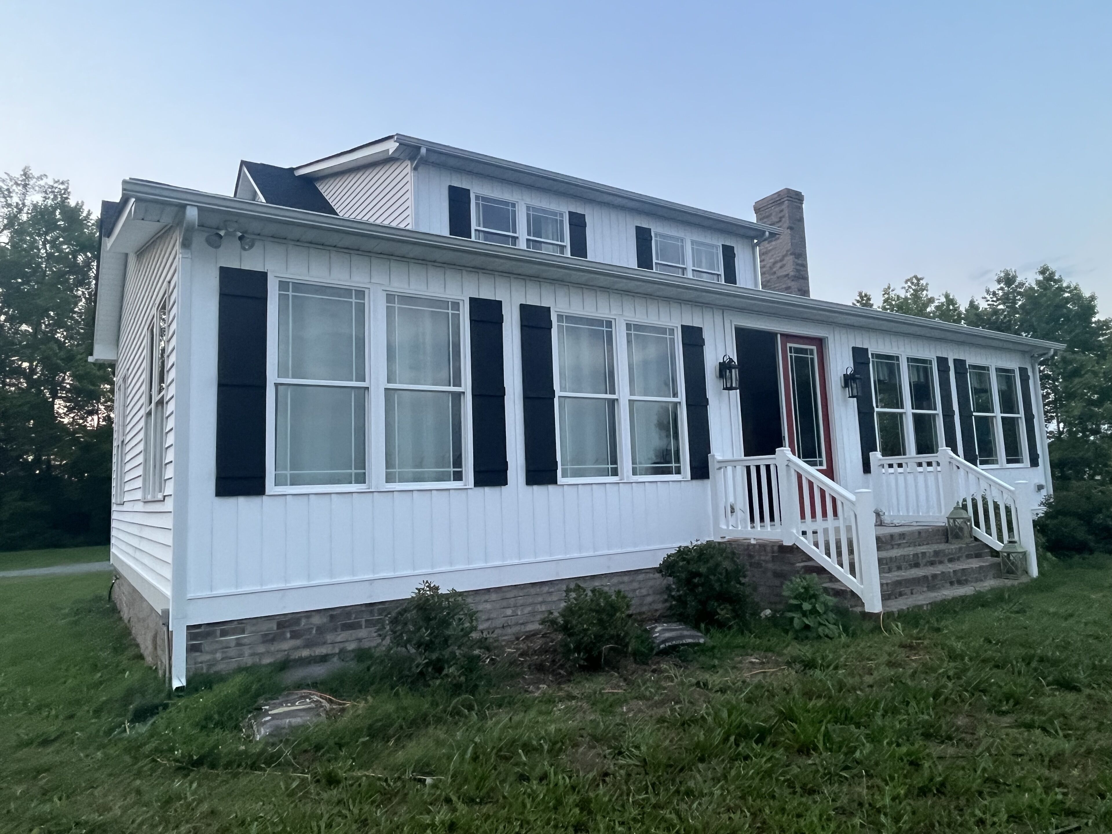 Beautiful River Home with fun amenities! Pet friendly!