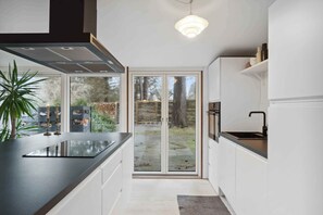 Kjøleskap, ovn, kokeplater og oppvaskmaskin