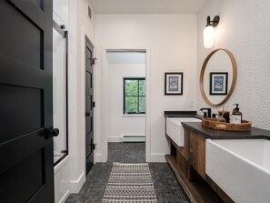 Combined shower/bathtub, hair dryer, bidet - Exquisite Rustic Modern Ski Haus Right on MT Abram Bike Park (Greenwood)