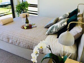2 bedrooms, desk, iron/ironing board, free WiFi - Cloud 9 on Tuscan, Martinborough (Martinborough)