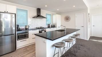 Frigorífico, microondas, horno y placa de cocina