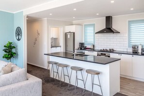 Réfrigérateur, four à micro-ondes, un four, surface de cuisson