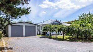 Exterior - Brooklands Cottage - Award Winning Villa (Martinborough)
