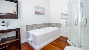 Hair dryer, towels - Brooklands Cottage - Award Winning Villa (Martinborough)