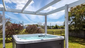 Outdoor spa tub - Brooklands Cottage - Award Winning Villa (Martinborough)
