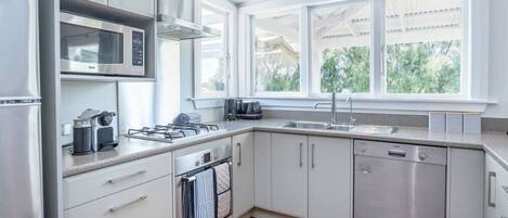 Kühlschrank, Mikrowelle, Ofen, Herdplatte