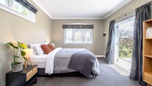3 bedrooms, iron/ironing board, free WiFi, bed sheets - Brooklands Cottage - Award Winning Villa (Martinborough)