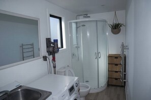 Secador de cabelo, toalhas de banho