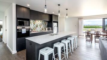 Refrigerador, microondas, horno y parrilla de estufa