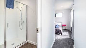 4 bedrooms, iron/ironing board, WiFi (free), bed sheets