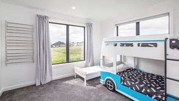 4 bedrooms, desk, iron/ironing board, free WiFi