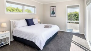 3 slaapkamers, een strijkplank/strijkijzer, gratis wifi, beddengoed