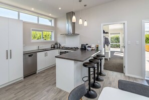 Frigorífic, microones, forn i placa de cuina