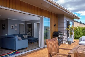Outdoor area + BBQ - Fern Haven, Martinborough (Martinborough)