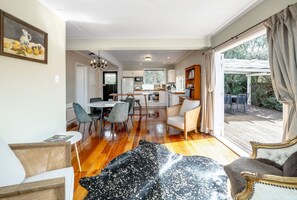 Unclassified image, 5 of 33, button - Bronte House, Martinborough (Martinborough)