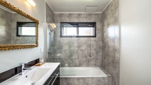 Hair dryer, towels - Bronte House, Martinborough (Martinborough)