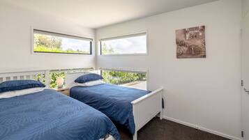 4 bedrooms, iron/ironing board, free WiFi, bed sheets