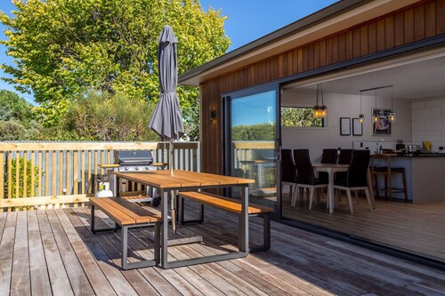 Broadway on New York - Soak, Sip & Relax | Spa Stay in Heart of Martinborough