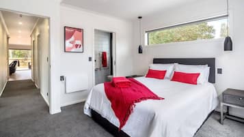 3 bedrooms, desk, iron/ironing board, WiFi
