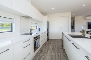 Fridge, microwave, oven, stovetop - Hey Syrah Syrah!, Martinborough (Martinborough)