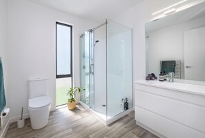 تجهيزات دش، مجففات شعر، مناشف، صابون