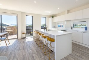 Fridge, microwave, oven, stovetop - Hey Syrah Syrah!, Martinborough (Martinborough)