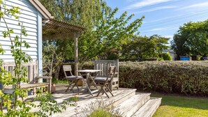 Outdoor dining - Strasbourge Cottage, Martinborough (Martinborough)
