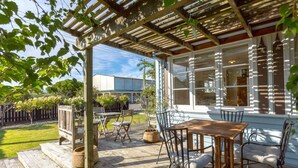 Outdoor dining - Strasbourge Cottage, Martinborough (Martinborough)