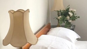 2 bedrooms, iron/ironing board, WiFi, bed sheets - Strasbourge Cottage, Martinborough (Martinborough)