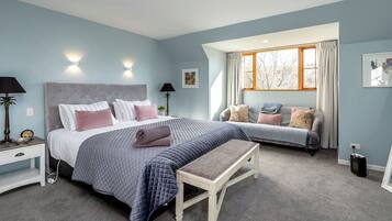 6 bedrooms, desk, iron/ironing board, WiFi (free)