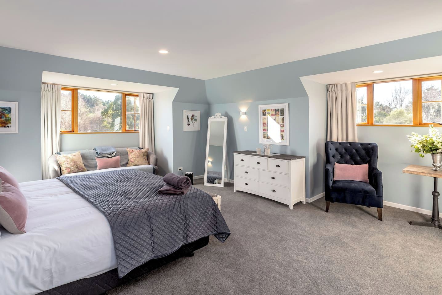 6 bedrooms, desk, iron/ironing board, WiFi (free)
