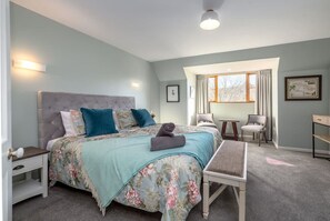 6 bedrooms, desk, iron/ironing board, free WiFi - Longbush Estate, Gladstone (Longbush)