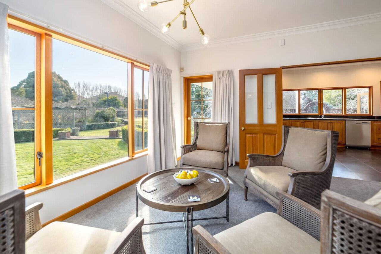 Smart TV, chimenea, estéreo