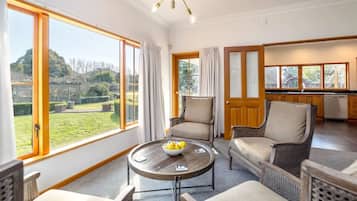 Smart TV, chimenea, estéreo