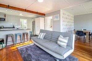 Smart TV, fireplace, DVD player, stereo