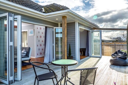 Six on New York, Martinborough