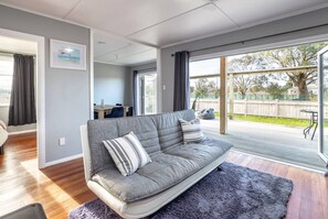 Smart-TV, peis, DVD-spiller og stereoanlegg