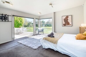 4 室のベッドルーム、デスク、アイロン / アイロン台、WiFi (無料)